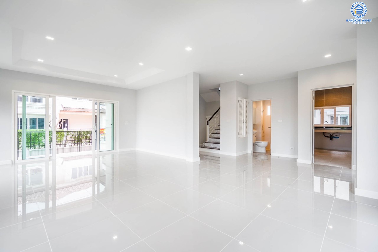 บ้านมือสองตกแต่งใหม่ คุณภาพแบรนด์ AP ม.เดอะเซนโทร รัตนาธิเบศร์-ราชพฤกษ์ หลังมุม ดีไซน์ Classic เนื้อที่ 58.2 ตร.ว. ฟังก์ชันจัดเต็ม 3 ห้องนอน 3 ห้องน้ำ จอดรถได้ 2 คัน บนทำเลศักยภาพ เชื่อมต่อหลายเส้นทางทั้ง ถ.ราชพฤกษ์ ,ถ.รัตนาธิเบศร์ และถ.กาญจนาภิเษก และเพียง 5 นาทีถึงรถไฟฟ้า "สถานีบางพลู"...